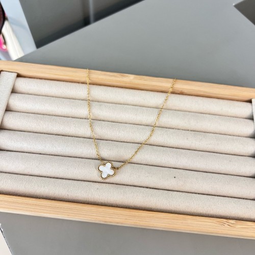 Marka Model Beyaz Yonca Çelik Gold Kolye