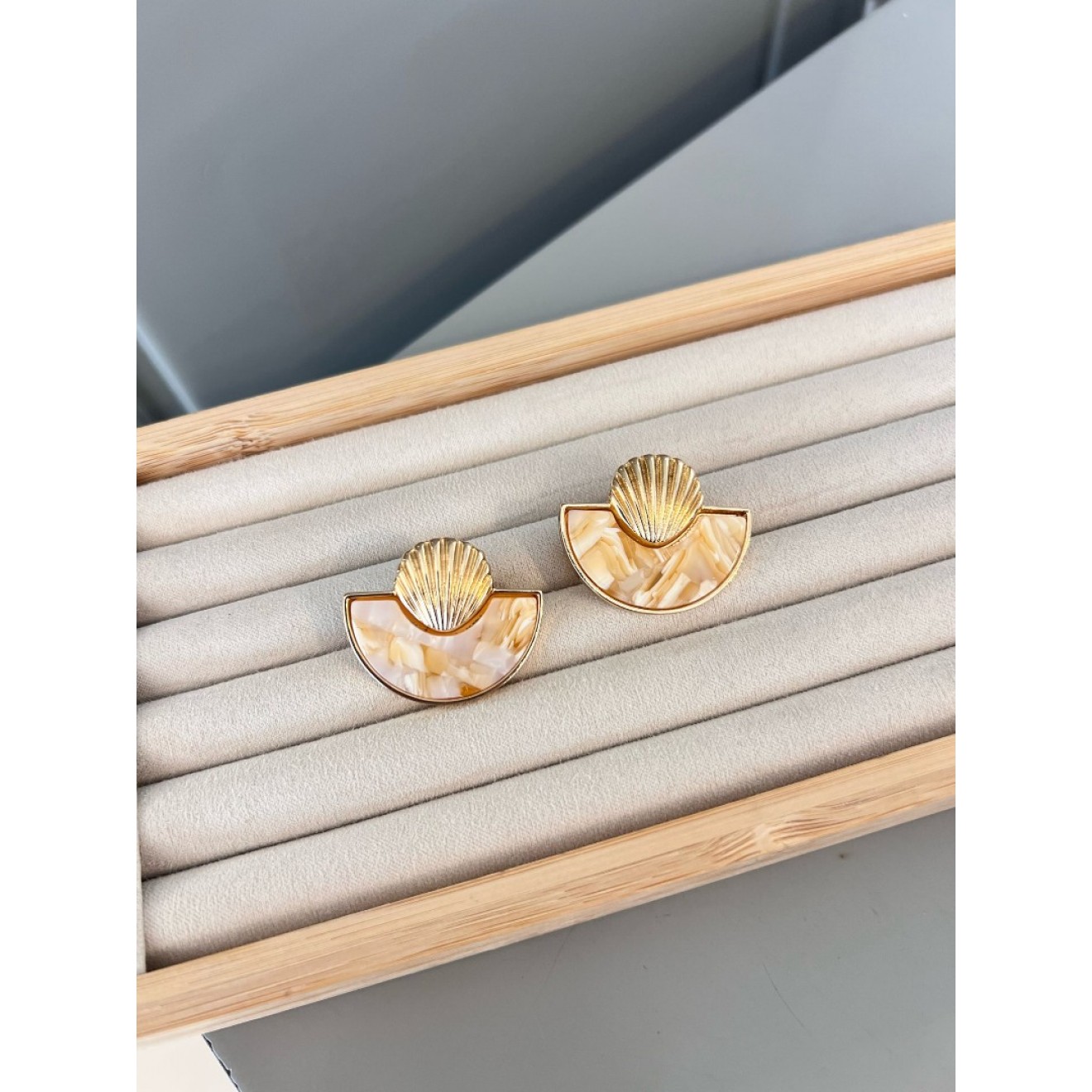 İstiridye Detaylı Gold Sedefli Küpe