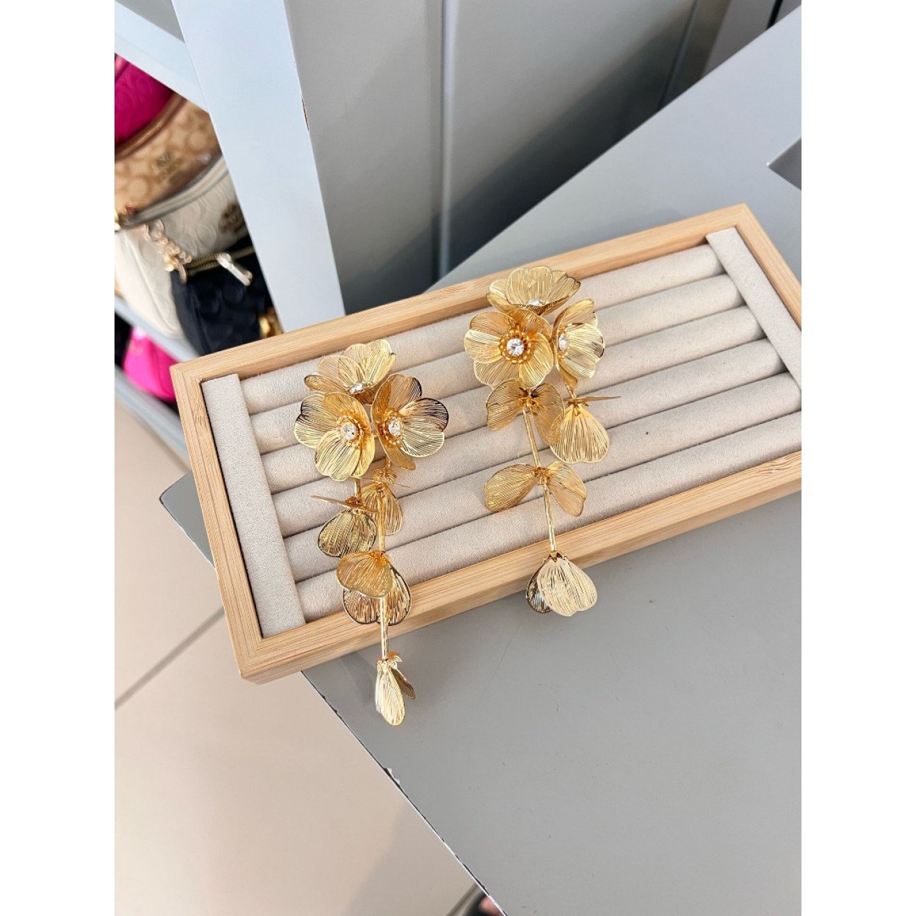 Marka Model Çiçek Sallantılı Gold Küpe