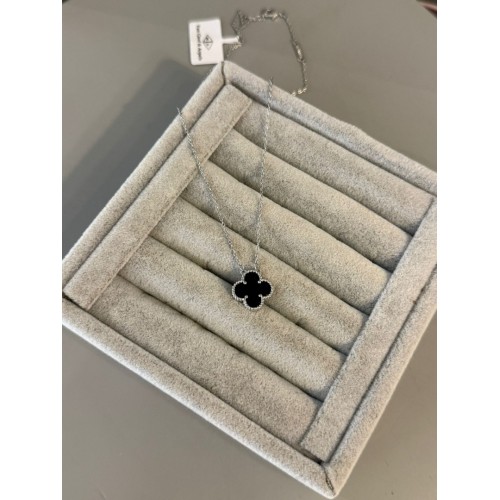 Marka Model İthal Seri Siyah Silver Yonca Kolye