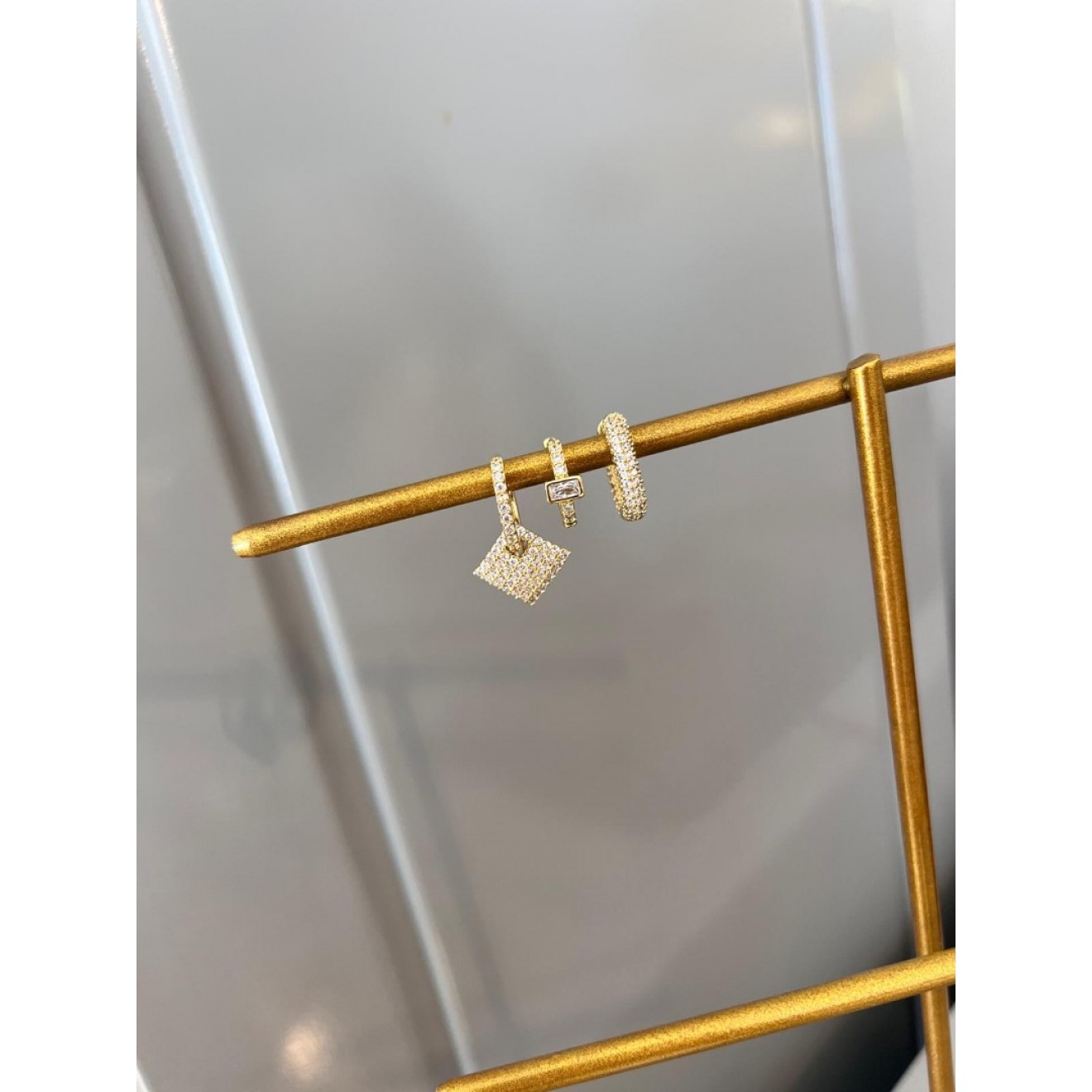 Taş Detaylı 3lü Gold Set Küpe