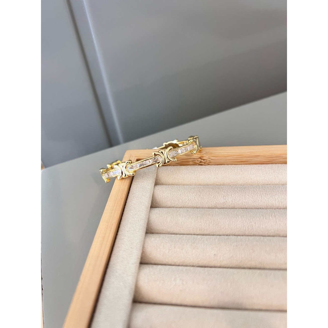 Marka Model Taş Detaylı Gold Bileklik