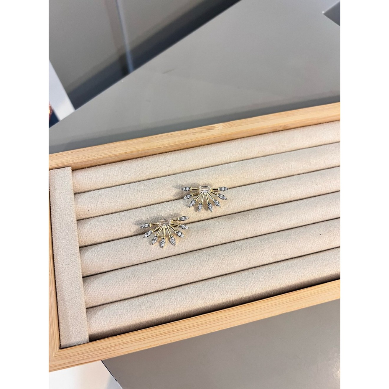 Taş Detaylı Gold Küpe