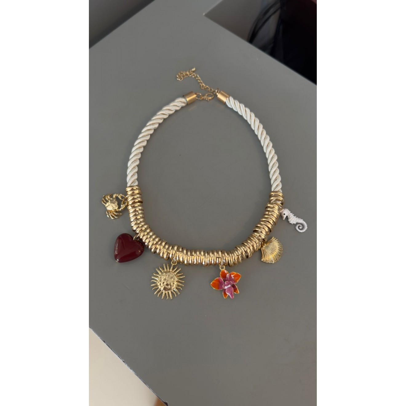 Marka Model Charmlı Çiçekli Halat Kolye