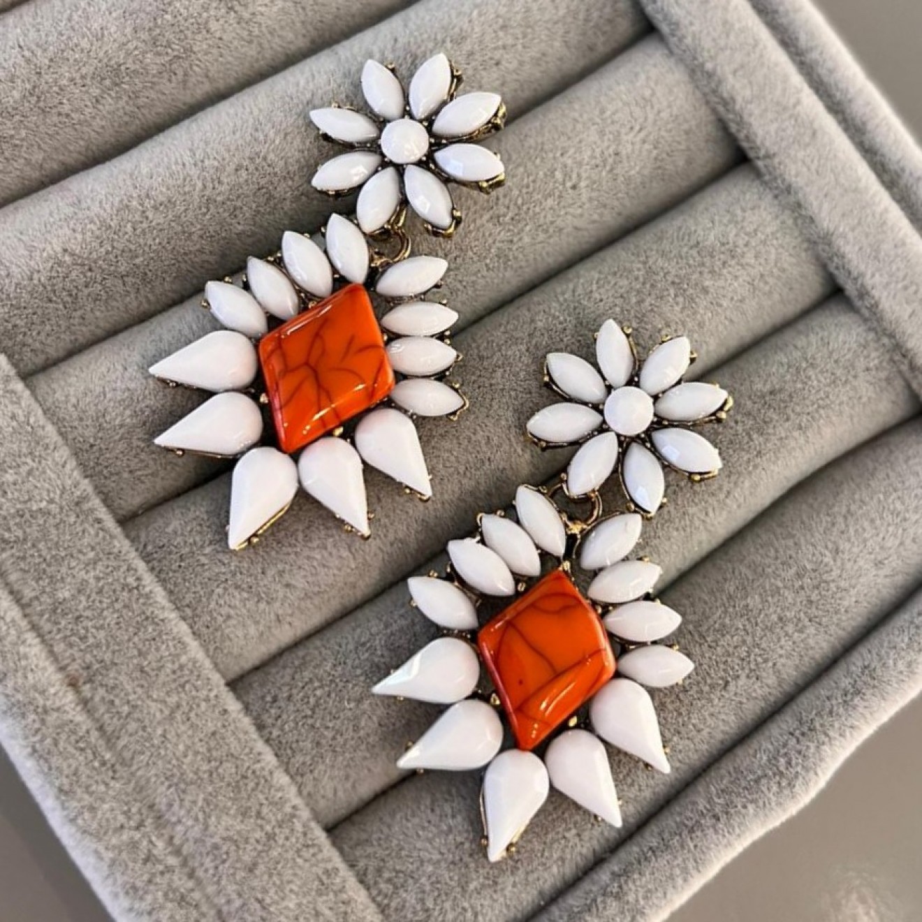 Marka Model Beyaz Turuncu Küpe Marka Model Beyaz Turuncu Küpe
