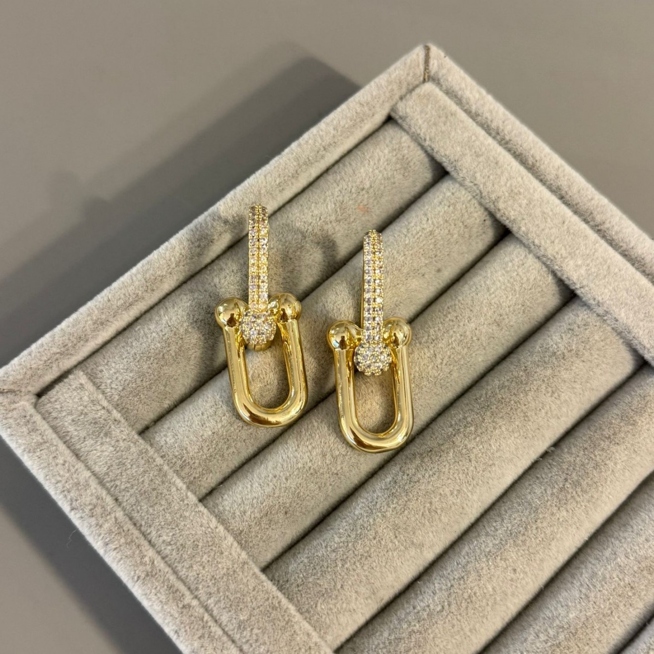 Marka Model Taş Detaylı Gold Küpe Marka Model Taş Detaylı Gold Küpe