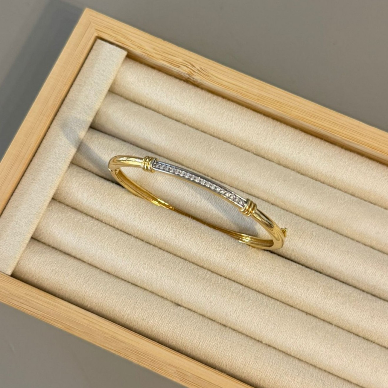 Marka Model Taş Detaylı Gold Kelepçe Bileklik Marka Model Taş Detaylı Gold Kelepçe Bileklik