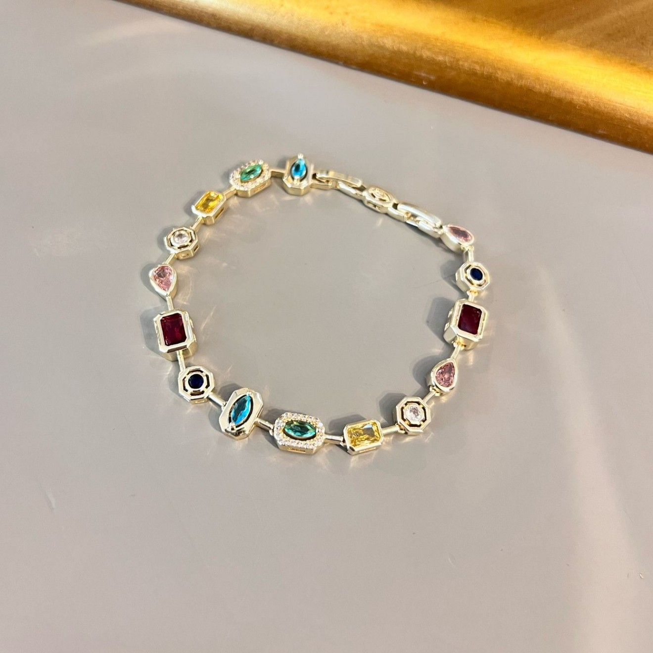 Marka Model Renkli Taşlı Gold Bileklik Marka Model Renkli Taşlı Gold Bileklik